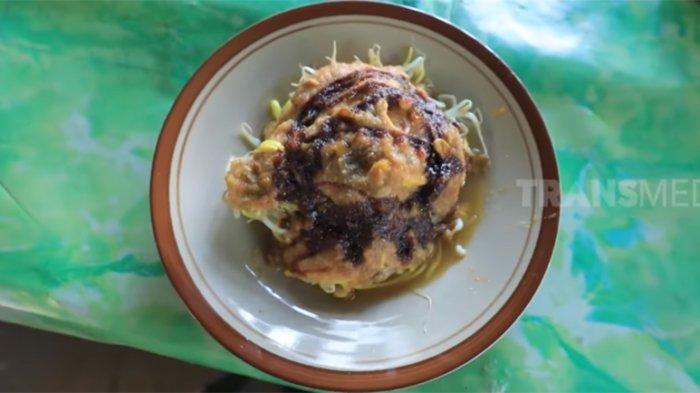 Berjualan sejak tahun 1965, Toge Goreng Pak Inin sampai sekarang masih menempati kuliner Bogor favorit para pelanggannya.
