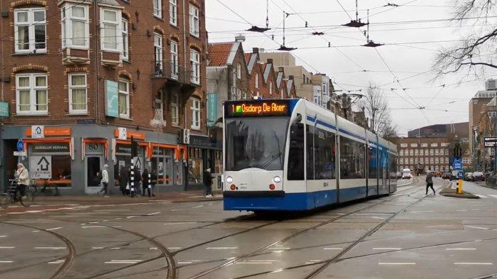 Penampakan dalam trem di Amsterdam, Belanda tahun 2023. Terlihat seorang warga Belanda memperlihatkan harga tiket perjalanan trem satu hari yakni 8,5 euro atau Rp145 ribu