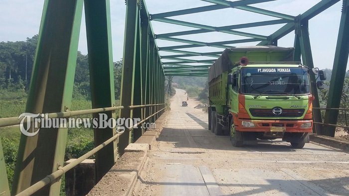 truk tambang yang melintas di jalan raya rumpin gunung sindur