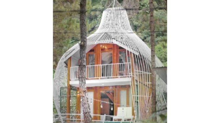 Salah satu hotel di Bogor suguhkan konsep penginapan seperti rumah peri dengan bangunan yang didominasi dengan kayu ialah Turi Bubu Villa