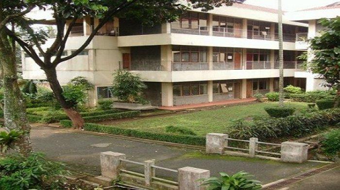 Rekomendasi kampus di Bogor yang murah tapi berkualitas, Universitas Nusa Bangsa. Punya 4 fakultas dengan 6 jurusan yang sudah terakreditasi B oleh BAN PT.