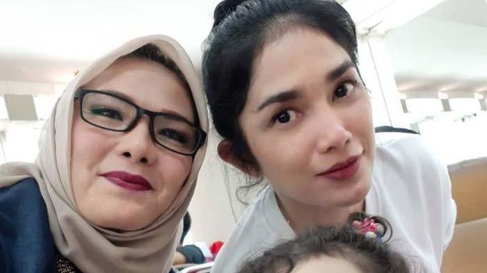 Kedekatan Ussy Sulistiawaty dan sang ibu mertua, Sherlie Subagyo