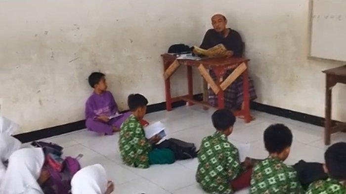 Momen saat Ustaz Gunawan mengajar ngaji anak-anak secara gratis di lingkungan Sukabumi