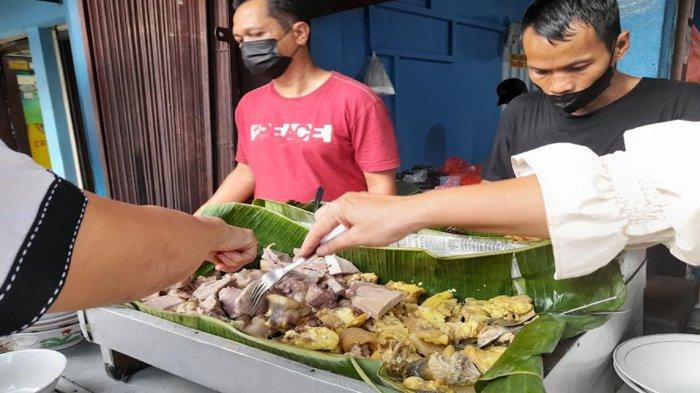 Varian daging untuk campuran Soto kuning Pak Yusup di Jalan Suryakencana, Bogor, Rabu (8/12/2021)
