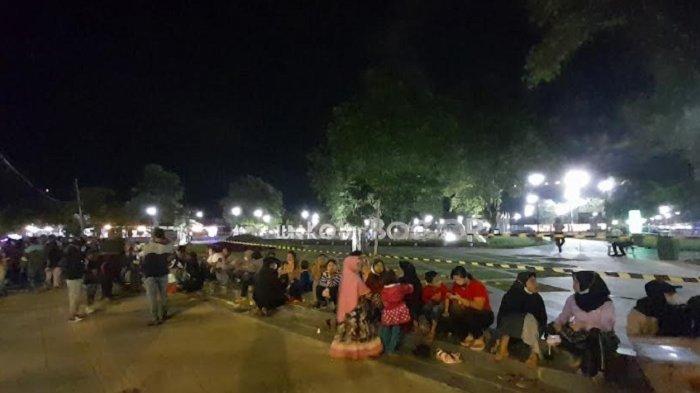 warga memadati area depan alun-alun kota Bogor, saat momen pergantian tahun baru 2022, Jumat (31/12/2021).
