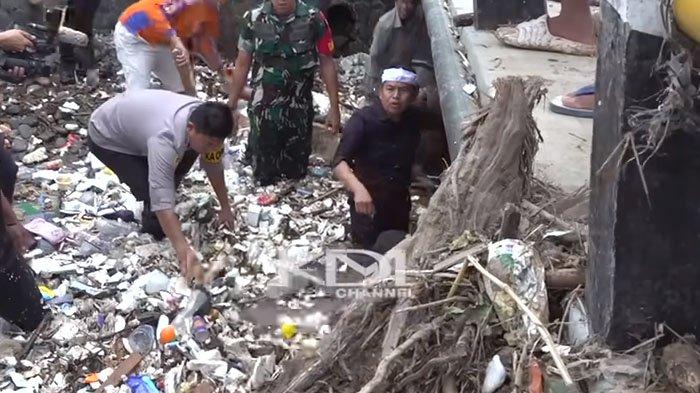 DEDI MULYADI NGAMUK: Tangkapan layar viral momen Gubernur Jawa Barat Dedi Mulyadi mengamuk saat mendatangi jembatan di Sukabumi pemicu banjir, Sabtu (8/3/2025). KDM pun bereaksi tegas usai diteriaki warga.
