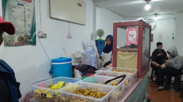 Warung Cem Ceman Mpok Nining yang menjual nasi gonjleng, kuliner Bogor yang kaya rempah.