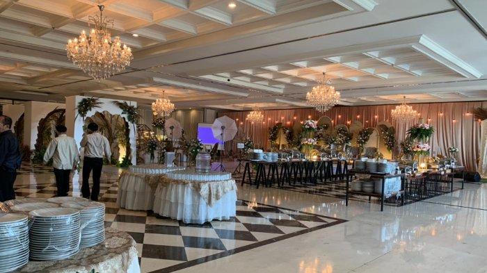 Rekomendasi hotel di Bogor yang cocok untuk pernikahan salah satunya Hotel Royal Bogor, yang menawarkan suasana menikah di ballroom dengan view kolam renang indoor yang indah.
