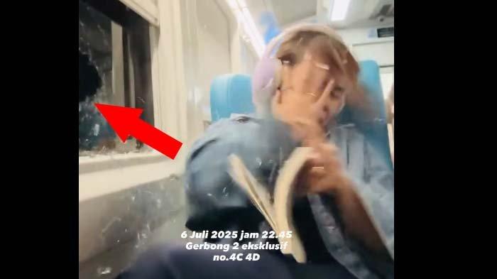 VIRAL PENUMPANG KERETA: Tangkapan layar video penumpang kereta dilempari batu di jendela, Minggu (6/7/2025). Kondisi pilu penumpang kereta api Sancaka usai dilempari batu dari jendela. Mata korban kena serpihan kaca. Respon dari pihak KAI diserbu netizen.