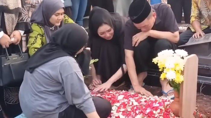 Momen pilu saat Ayu Ting Ting, Ayah Rozak dan Syifa menangis histeris di depan makam Zoltan. Seperti diketahui, keponakan Ayu Ting Ting, Zoltan meninggal dunia kemarin, Sabtu (31/8/2024).