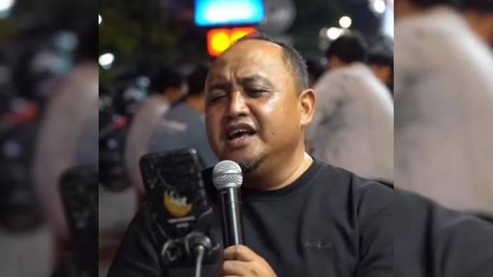 Memasuki hari tenang, Calon Wali Kota Bogor nomor urut 2 Atang Trisnanto mengisi sebagian waktunya dengan nongkrong dan nyanyi bareng anak muda.