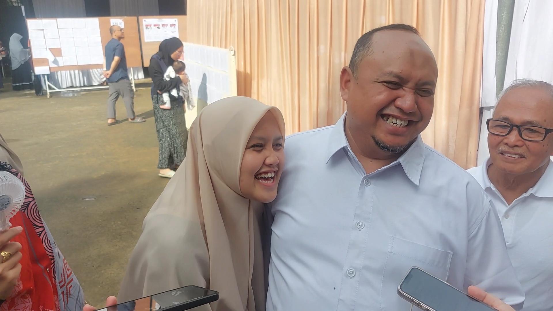 Cawalkot Bogor Atang Trisnanto seusai mencoblos di TPS 38 Kelurahan Cibadak, Tanah Sareal bersama keluarga besarnya, Rabu (27/11/2024).