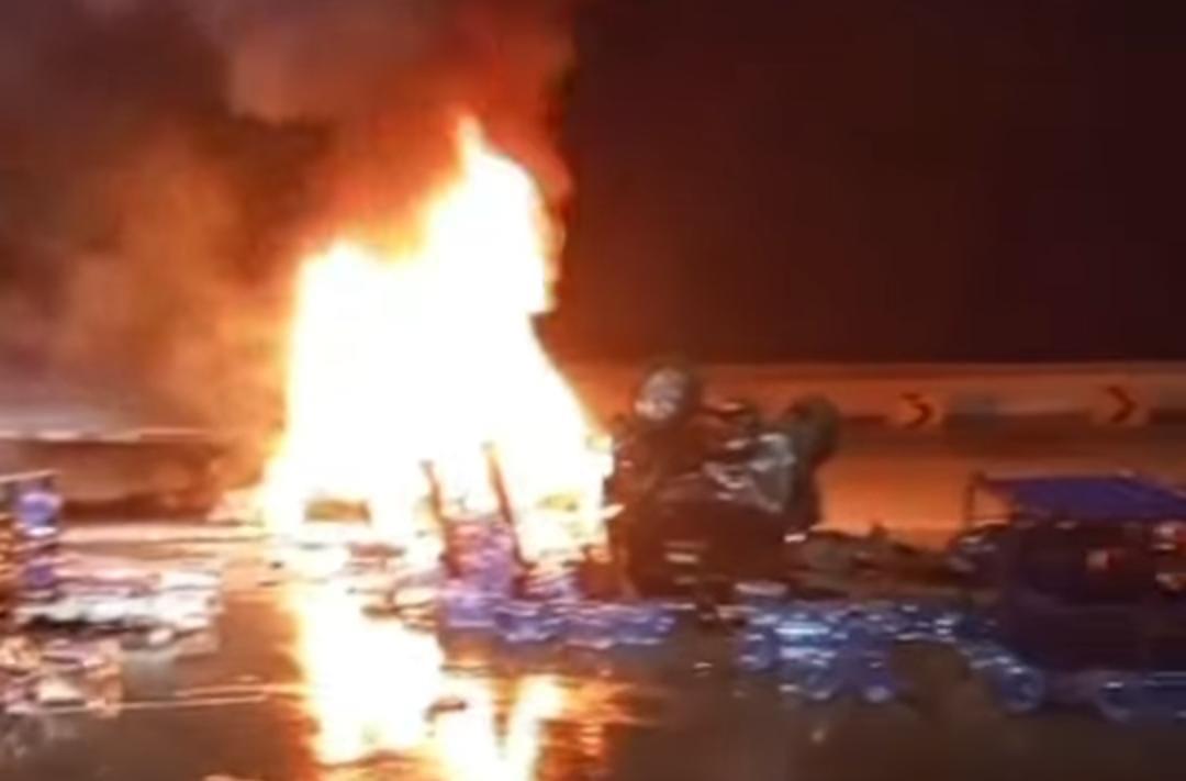 KEBAKARAN GT CIAWI - Kebakaran beruntung di Gerbang Tol Ciawi, Selasa (4/2/2025). Terlihat sejumlah mobil terbakar.