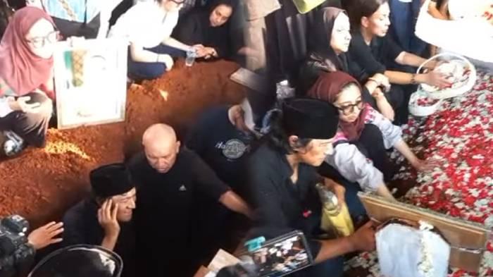 Suara penyanyi Ikang Fawzi bergetar saat lantunkan adzan terakhir untuk almarhumah istrinya, Marissa Haque.