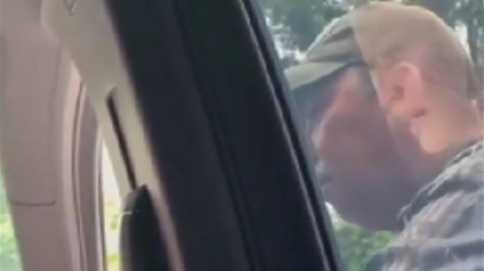Viral di media sosial video joki penunjuk jalur alternatif Puncak, Kabupaten Bogor, menembak harga kepada pengendara mobil.