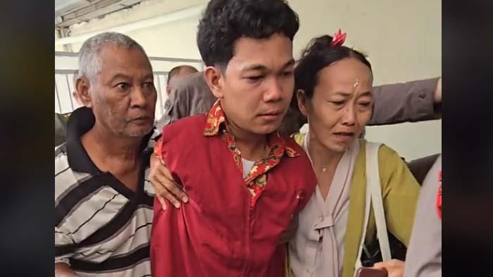 Sidang perdana tersangka kasus pelecehan seksual, Agus Buntung dipenuhi drama. Sang ibu dilarikan ke rumah sakit setelah Agus menjalani sidang pertama Kamis (16/1/2025). Sementara sang ayah menahan tangis di depan ruang sidang.