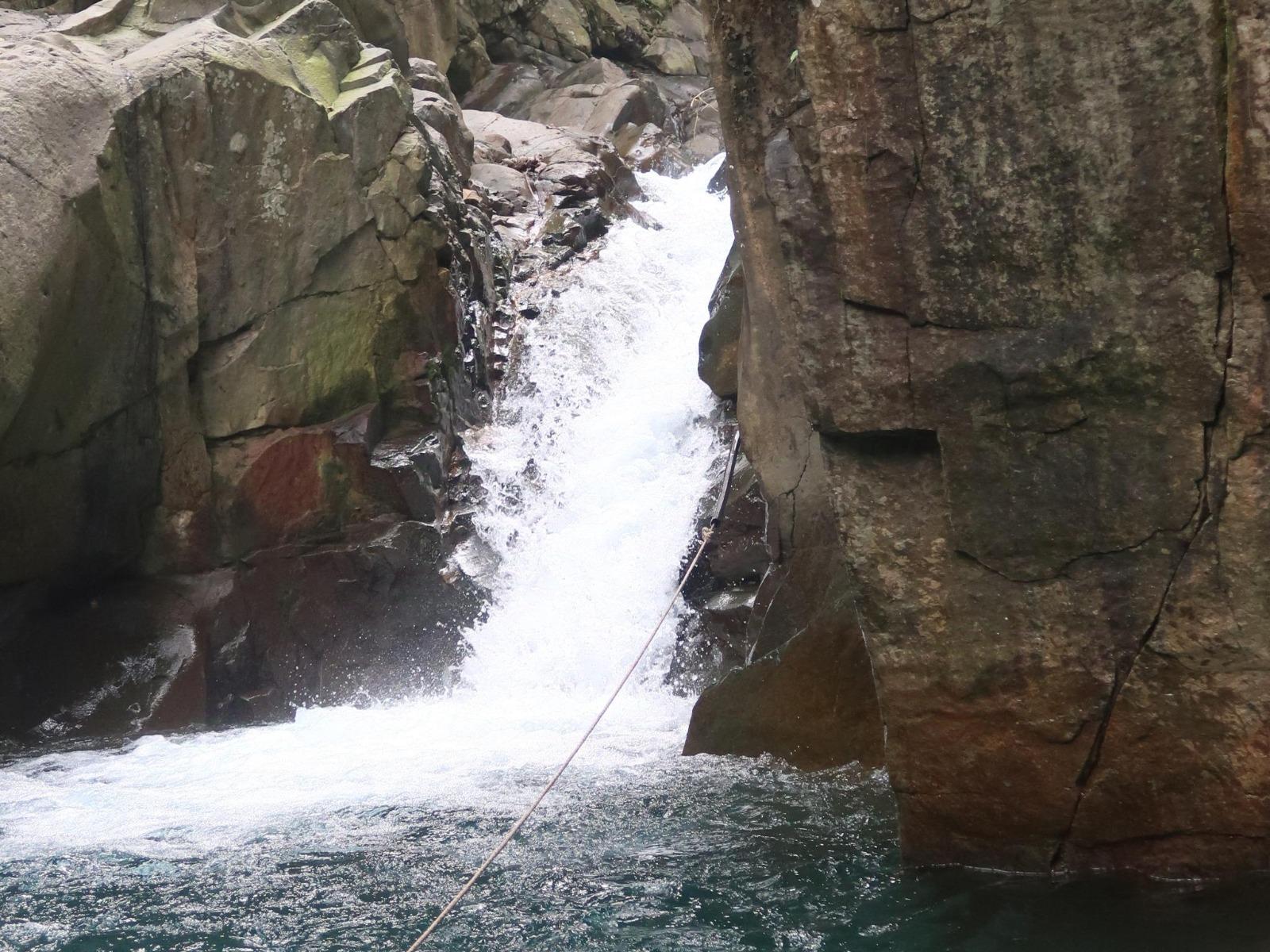 Pesona gemericik air terjun mini mengalir deras di lokasi Curug Cibaliung.