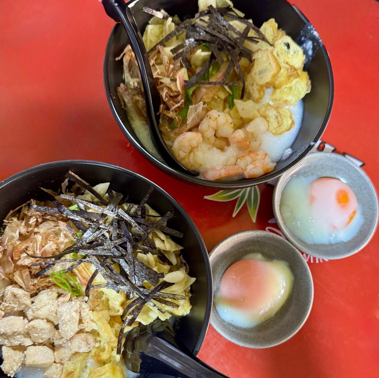KULINER BOGOR - Bubur Tokyo dengan menu bubur seafood dan bubur ayam disajikan dengan aneka topping seperti ebi tempura, ayam, irisan nori, dan telur onsen. Kuliner khas ini mengusung cita rasa Jepang dengan tekstur bubur yang lembut dan beragam tambahan gurih.