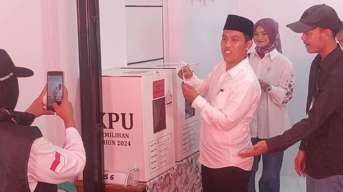 calon Wali Kota Bogor Sendi Fardiansyah menggunakan hak pilihnya dengan mencoblos di TPS 12 Kelurahan Paledang, Kota Bogor/.