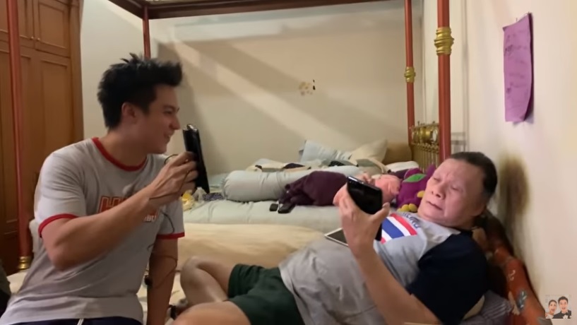 Baim Wong beri handphone Samsung Galaxy Fold untuk Johnny Wong