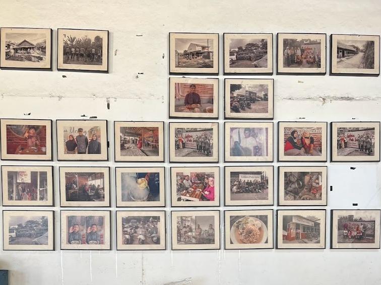 Foto berisikan perjalanan warung Laksa Pak Inin sejak tahun 1965.