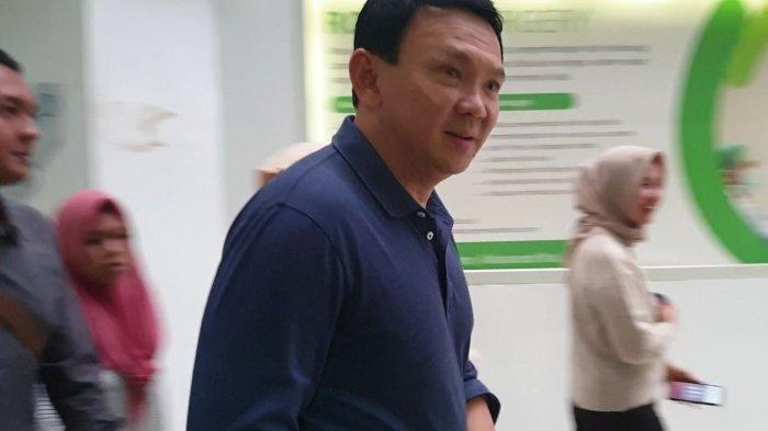 Mantan Gubernur DKI Jakarta Basuki Tjahaja Purnama (BTP) alias Ahok saat meninggalkan RSIA Bunda, Menteng, Jakarta Pusat usai menemani sang istri melahirkan, Senin (6/1/2020).