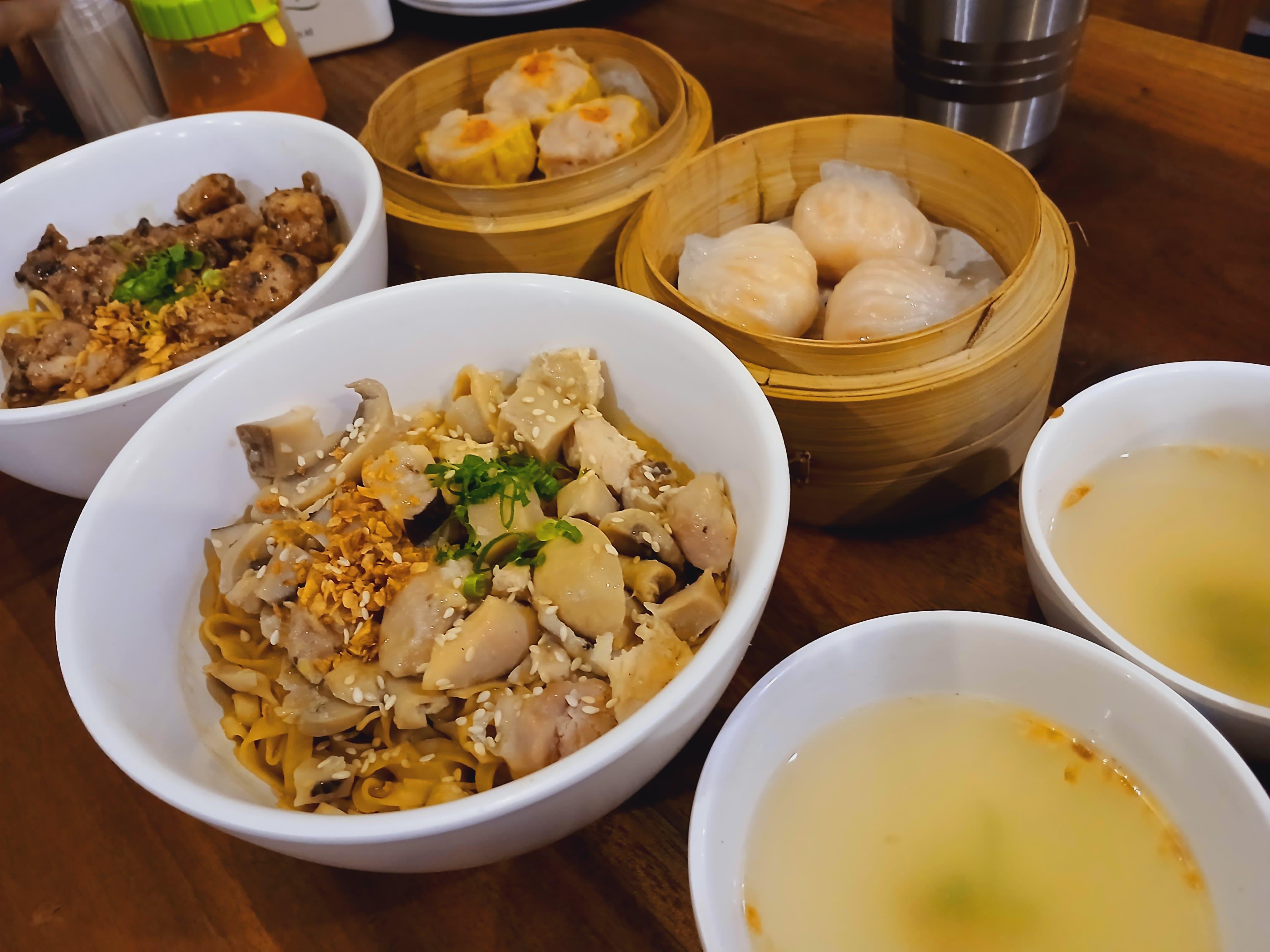 Beragam menu di Dimsum Toko Sebelah, kuliner Bogor dengan cita rasa dan nuansa yang otentik.