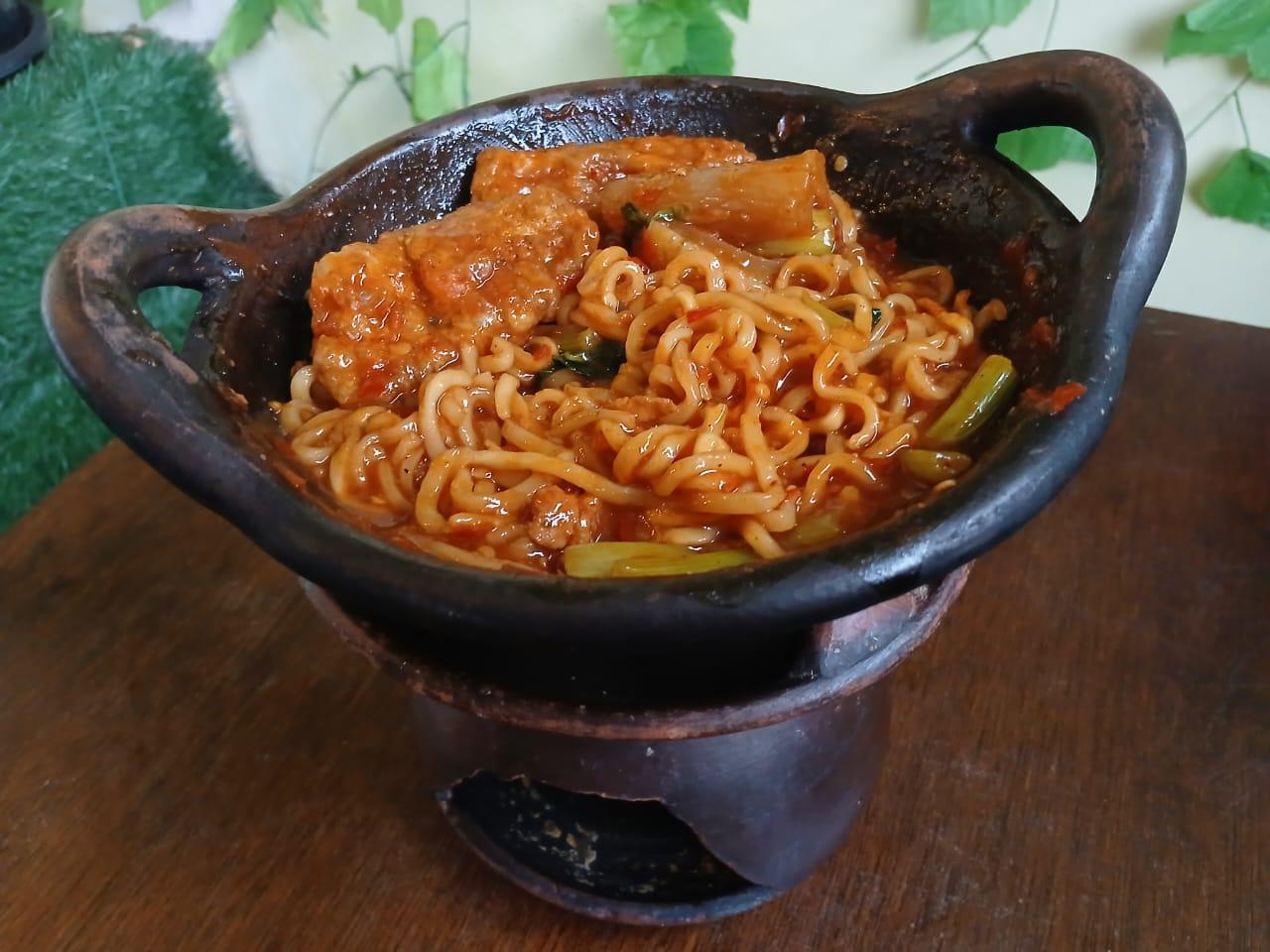 Mencoba sensasi makan Mie Galunggang, kuliner Bogor yang penyajiannya unik menggunakan wajan gerabah.