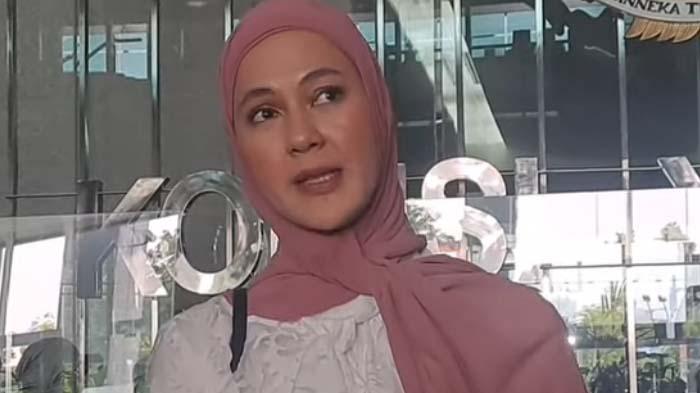 PAULA VERHOEVEN BERSUARA: Tangkapan layar artis Paula Verhoeven blak-blakan ungkap sosok Niko yang ramai disebut sebagai selingkuhannya. Mantan istri Baim Wong menahan tangis saat bercerita soal Niko. Momen tersebut disampaikan Paula usai mendatangi Komisi Yudisial pada hari ini Kamis (17/4/2025).