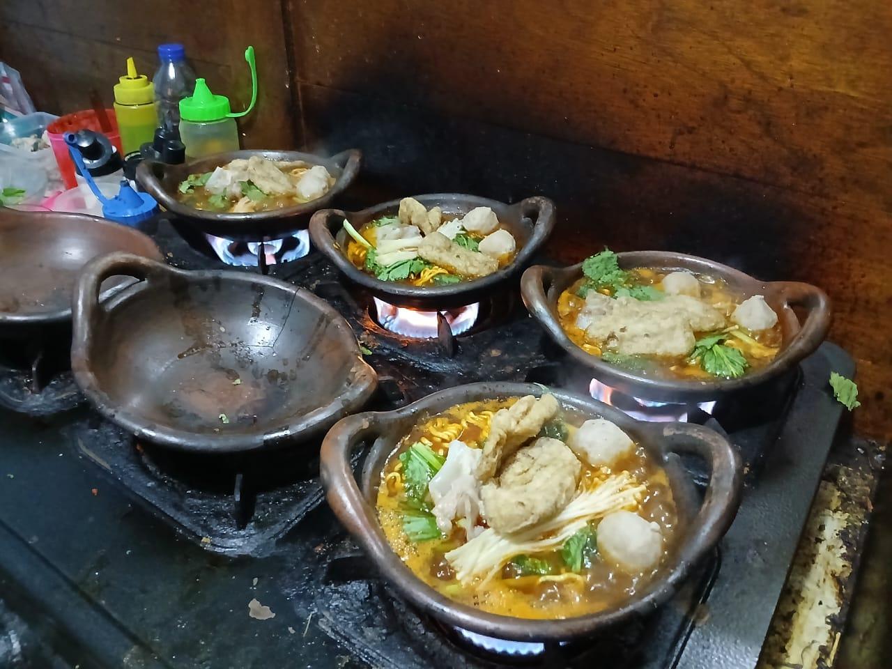 Proses pembuatan Mie Galunggang, kuliner Bogor yang penyajiannya unik menggunakan wajan gerabah.