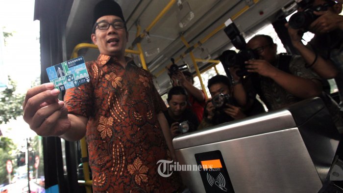 Wali Kota Bandung, Ridwan Kamil (kedua dari kanan) bersama Kadishub Kota Bandung, Didi Ruswandi (tengah) dan jajaran terkait memperlihatkan kartu Bandung Smart Car saat peresmian uji coba penggunaan tiket elektronik di bus Trans Metro Bandung (TMB) Koridor 2 di Halte TMB depan Stadion Persib, Jalan Ahmad Yani, Kota Bandung, Jumat (11/3/2016). Tiket sitem elektronik ini akan diuji coba selama satu bulan, dengan harapan ke depannya pelayanan TMB akan lebih baik dan tidak ada lagi penumpang yang naik atau berhenti tidak pada halte yang sudah disediakan.