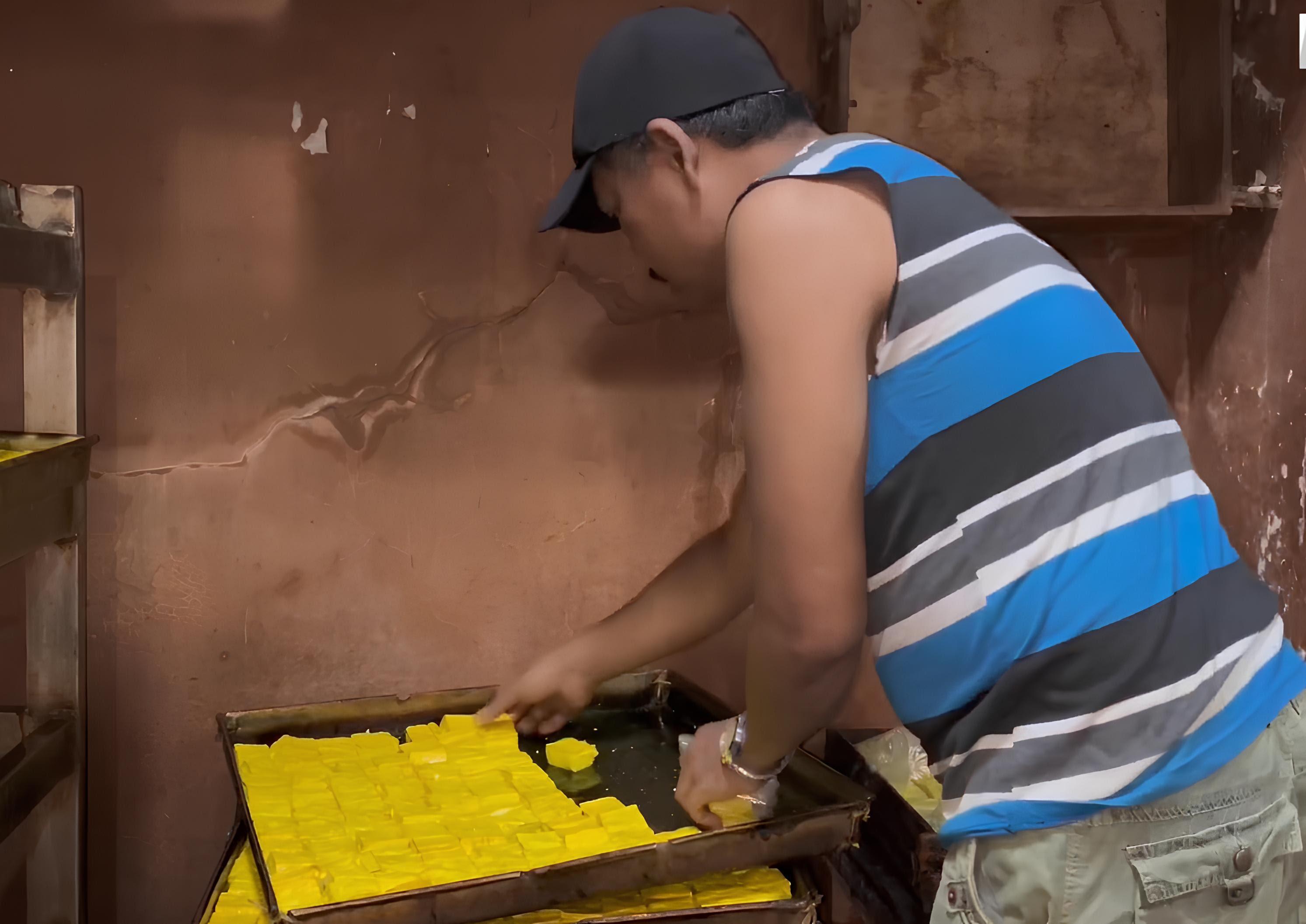UMKM BOGOR - Pekerja UMKM Pabrik Tahu Bandung Raos 2 di Bogor tengah menyusun tahu kuning yang telah siap untuk dipasarkan. Tahu ini diolah secara tradisional dengan bahan alami, menjaga cita rasa khas dan kualitas yang konsisten sejak puluhan tahun.