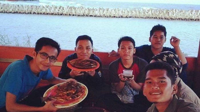 Makan bersama di RM Mina Ayu Indramayu.