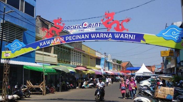 Pasar Kanoman Cirebon, Jawa Barat kini terlihat berwarna-warni. Bangunan ruko-ruko di area yang juga kawasan Pecinan ini dicat aneka warna oleh PT. Pacific Paint.
