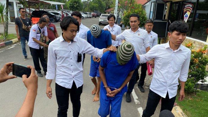 AS alias Cuplis dan AP saat digelandang polisi saat konferensi pers di Mapolres Indramayu, Senin (3/6/2024)