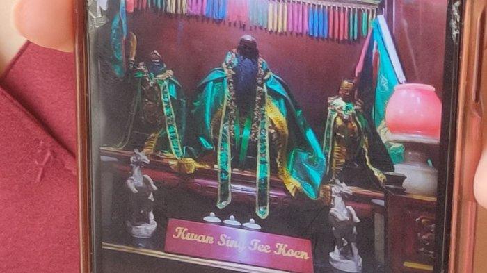 Admin Vihara Welas Asih Cirebon, Yeni Andriani saat menunjukkan foto patung rupang pengawal Kwan Sing Tee Koen di Vihara Welas Asih