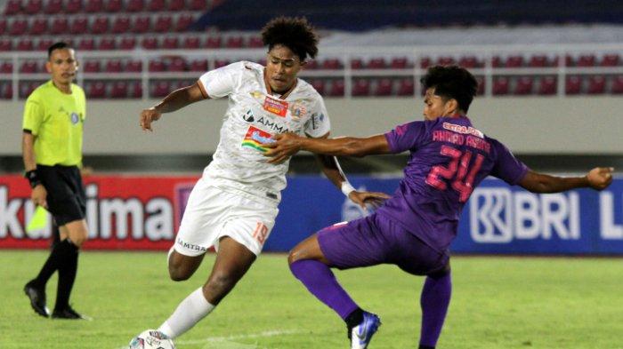 Gelandang Persik Kediri Ahmad Agung (kanan) yang dikaitkan dengan Persib Bandung.