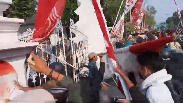 Aksi unjuk rasa kembali digelar oleh ratusan mahasiswa yang tergabung dalam Cipayung Plus Cirebon di depan Gedung DPRD Kota Cirebon, Jumat (23/8/2024). Aksi ini semakin memanas dengan bergabungnya sejumlah pelajar STM yang turut berpartisipasi dalam demonstrasi