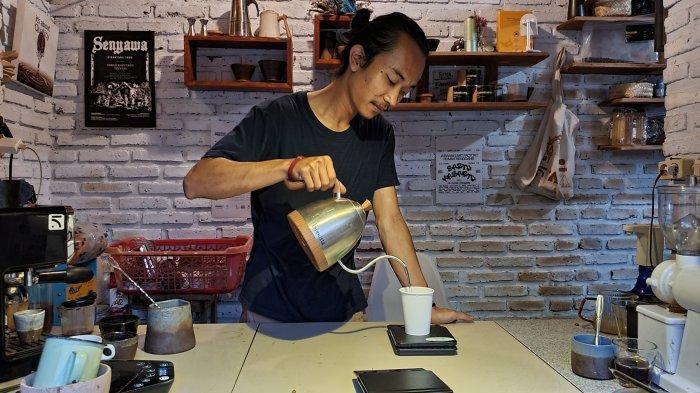 Alfi Syahrian saat menyeduh kopi yang dipesan pengunjung di Kasungka Coffee, Kelurahan Sindangkasih, Kecamatan/Kabupaten Majalengka, Selasa (21/11/2023)