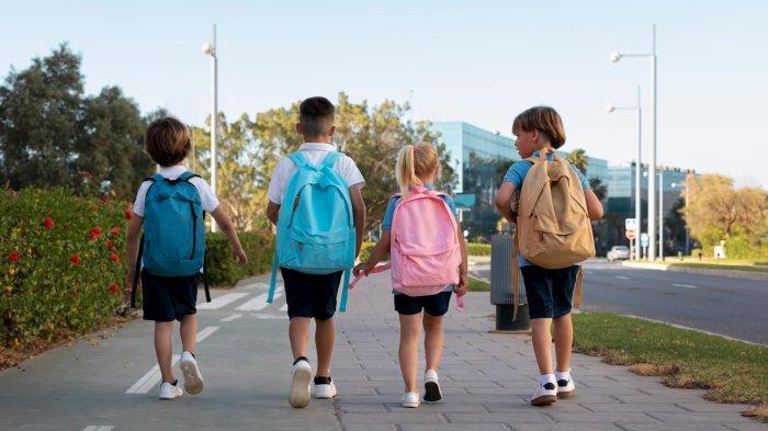 Anak pergi ke sekolah