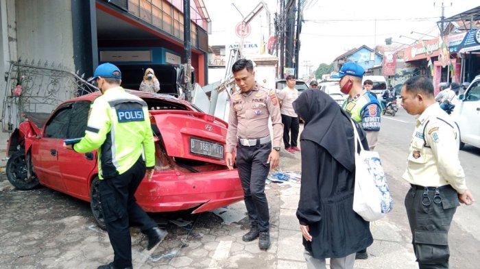 Aparat kepolisian dari Satlantas Polres Sumedang dan Polsek Jatinangor masih melakukan olah tempat kejadian perkara (TKP) tabrakan maut di Jatinangor, Sumedang, Senin (27/1/2025)
