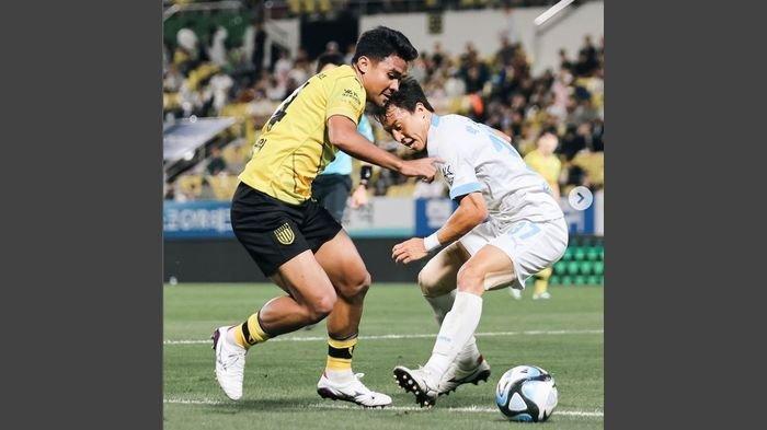 Aksi Asnawi Mangkualam saat berlaga bersama klubnya di Korea Selatan, Jeonnam Dragons.