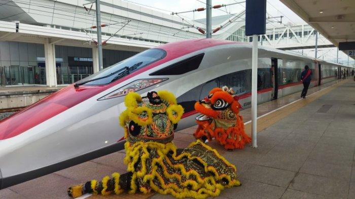 Atraksi barongsai saat menghibur penumpang Kereta Cepat Whoosh di Stasiun Padalarang, Sabtu (10/2/2024)