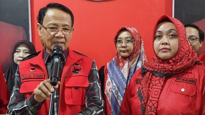 Bacabup Majalengka sekaligus Ketua DPC PDIP Kabupaten Majalengka, Karna Sobahi (kiri)