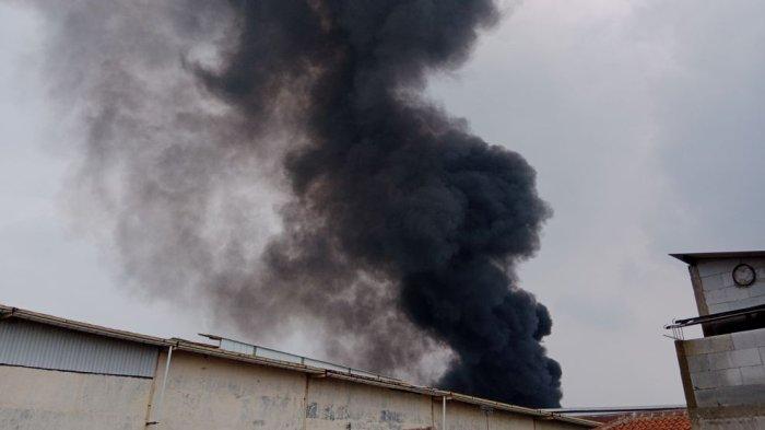 Bangunan milik PT Kahatex di Kecamatan Jatinangor, Kabupaten Sumedang, tepatnya di Jalan Raya Bandung-Garut terbakar hebat, Kamis (29/2/2024) siang