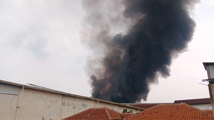 Bangunan milik PT Kahatex di Kecamatan Jatinangor, Kabupaten Sumedang, tepatnya di Jalan Raya Bandung-Garut terbakar hebat, Kamis (29/2/2024) siang