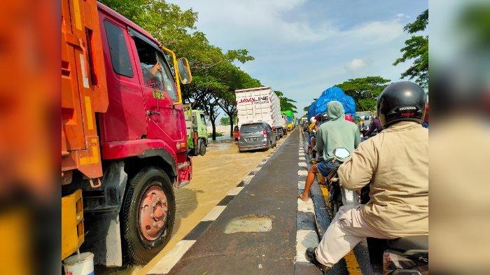 Jalur Pantura di Kecamatan Pangenan, Kabupaten Cirebon terendam banjir, Rabu (6/3/2024). Hal itu membuat arus kendaraan dari dua arah nyaris lumpuh.