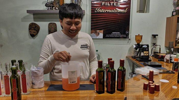 Barista saat menyiapkan Rosa Quencher di Humble Coffee, Jalan KH Abdul Halim, Kelurahan Majalengka Kulon, Kecamatan/Kabupaten Majalengka, Sabtu (2/9/2023).