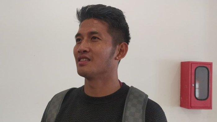 Bek kanan Persib, I Putu Gede Juni Antara jelaskan memotivasi kembali bermain setelah lama absen akibat larangan lima pertandingan, saat ditemui di Stadion GBLA Kota Bandung, Rabu (20/9)
