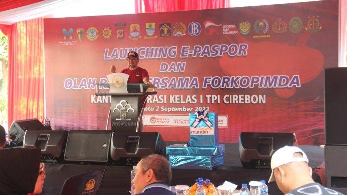 Bupati Cirebon, Imron Rosyadi meresmikan peluncuran paspor elektronik atau e-paspor di Kantor Imigrasi Kelas I TPI Cirebon, Sabtu (2/9/2023)